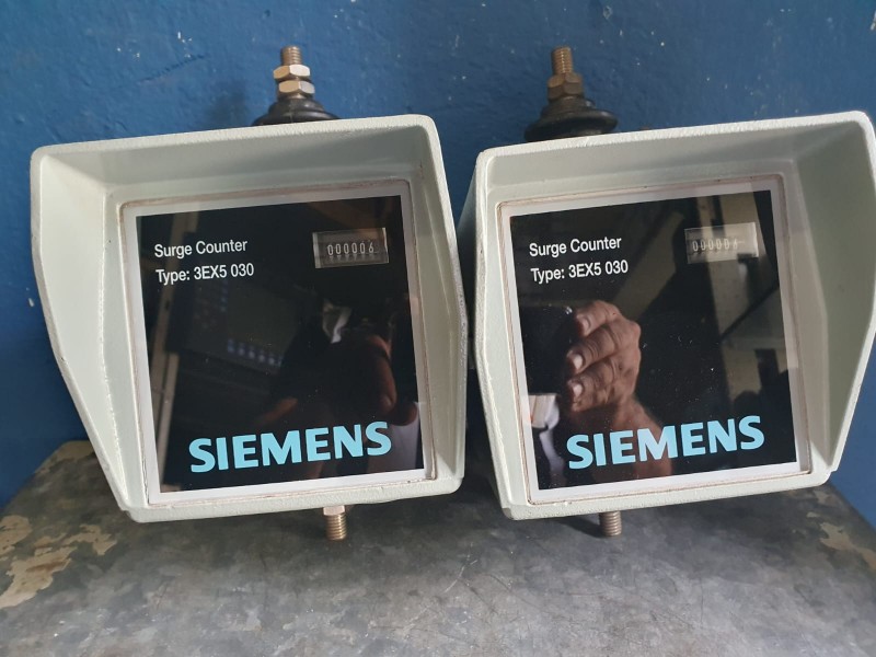 Leilão Online - Lote com: 02 Siemens Surge Counter Type: 3EX5 030; o