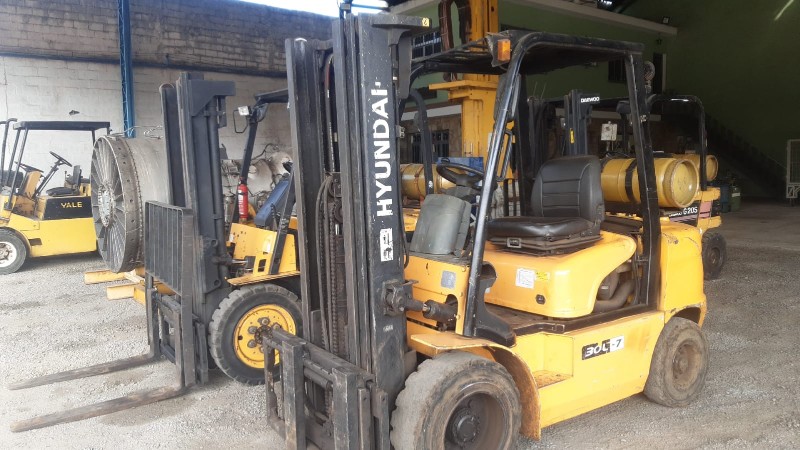 EMPILHADEIRA HYUNDAI; MOD 30L _7; CAP. 2,5 TON.; ANO 2008; COMB GLP - FUNCIONANDO