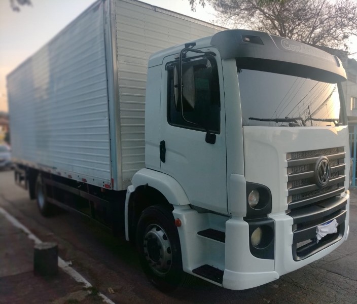 CAMINHÃO VW/15.180 CNM; 2010/2011; BRANCA; DIESEL - FUNC. - FIPE APROX.: R$ 208.469,00 CAMINHÃO VW/15.180 CNM; 2010/2011; BRANCA; DIESEL - FUNC. - FIPE APROX.: R$ 208.469,00