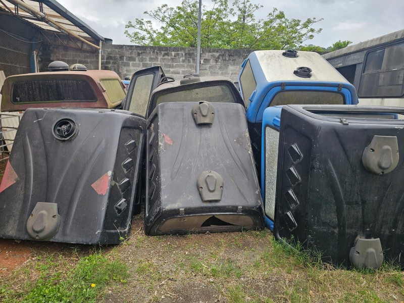 LOTE C/ APROX. 49 CAPOTAS DE FIBRA PARA CAMINHONETES