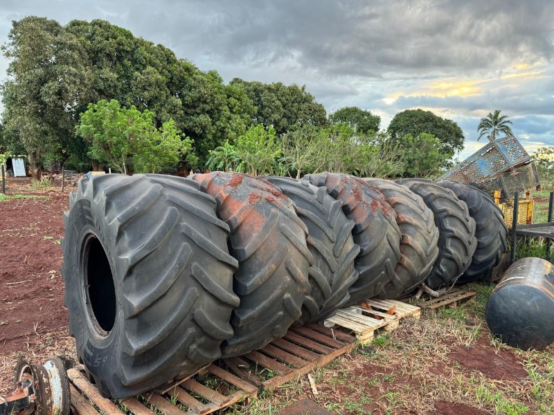 LOTE C/ 7 PNEUS DE TRATOR 750-67
